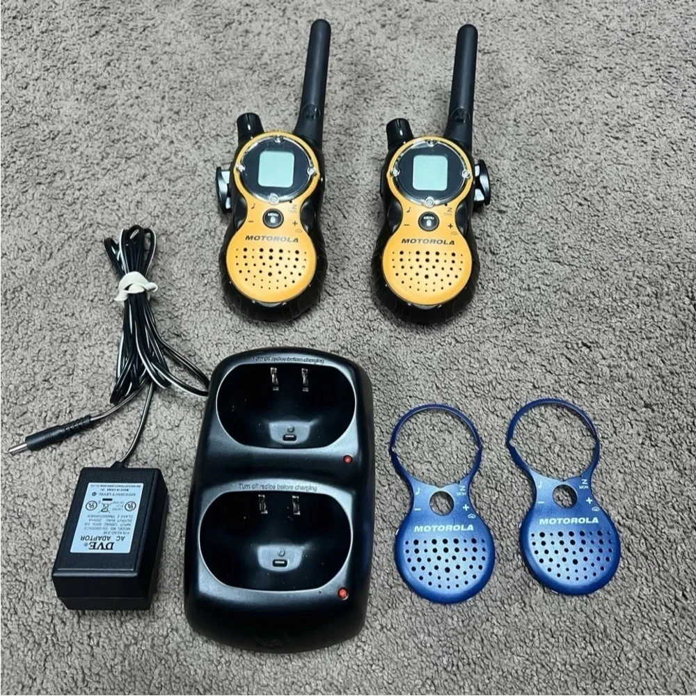 Motorola TALKABOUT T8500 Two Way Radios With Charger And Two Xtra faces set of 2 - Picture 1 of 13